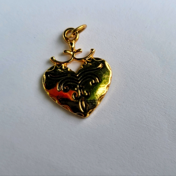 Gold heart pendant - Picture 1 of 3